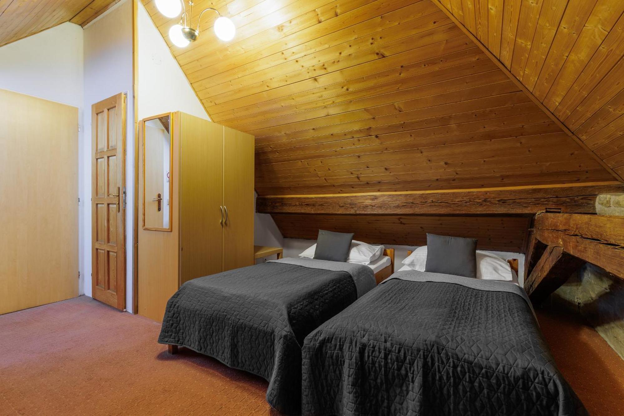 Twin Room,1742670045:JPEG